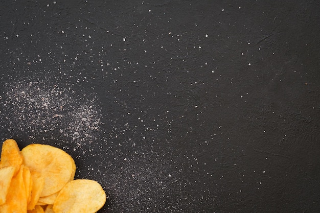 어두운 배경 짠 매운 바삭 바삭한 조각 여유 공간 개념에 칩 음식 배경 물결 모양의 감자 칩