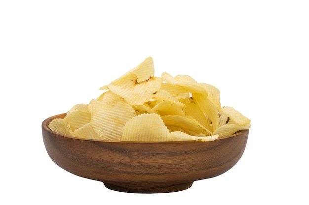 Chips in houten kom op witte achtergrond
