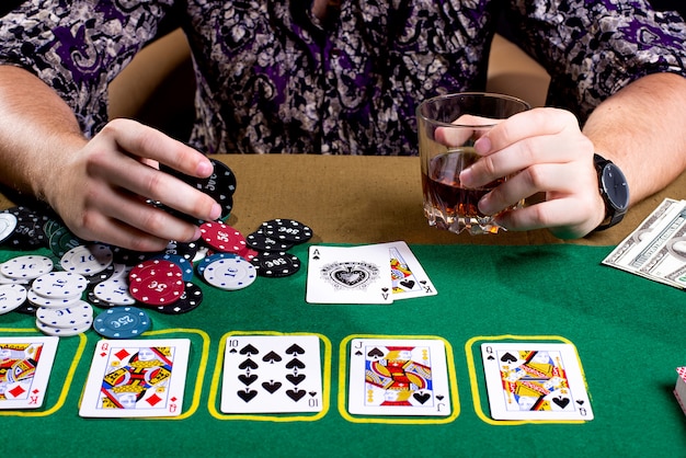 Chips in iemands handen op pokertafel