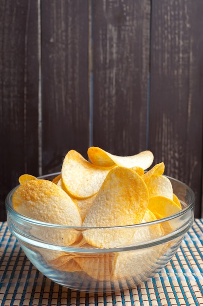 Foto chips in kom op een tafel