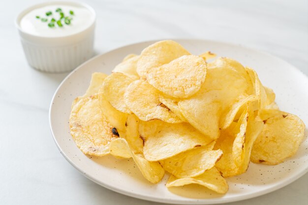 Chips met dipsaus van zure room