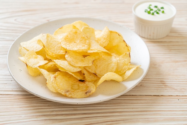 chips met dipsaus van zure room