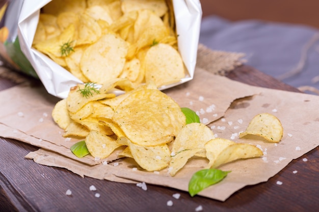 Chips met zout en greens op een tafel in een pub