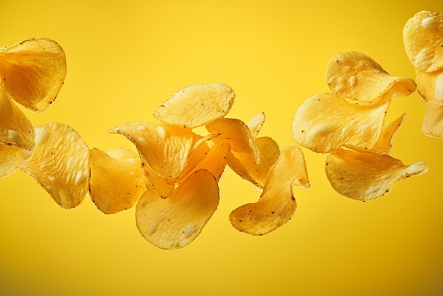 Chips op een gele achtergrond