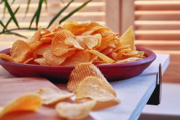 Chips op kleiplaat op houten tafel