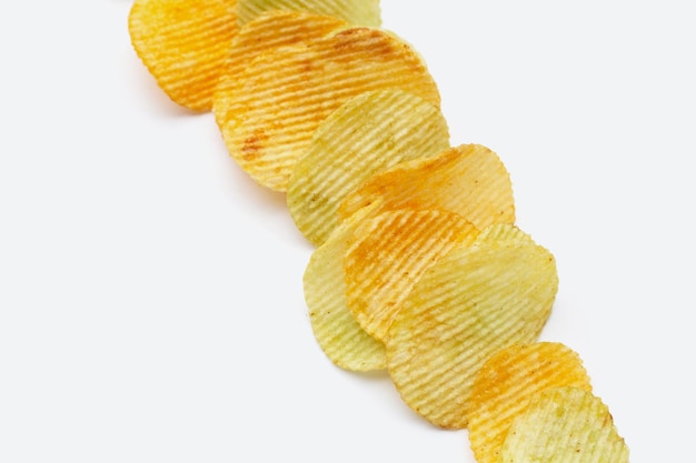 Chips op witte achtergrond