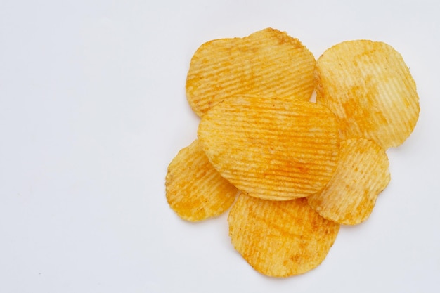 Chips op witte achtergrond