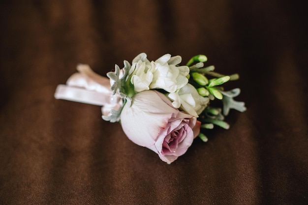 Chique corsages op een bruine ondergrond mini bouquet