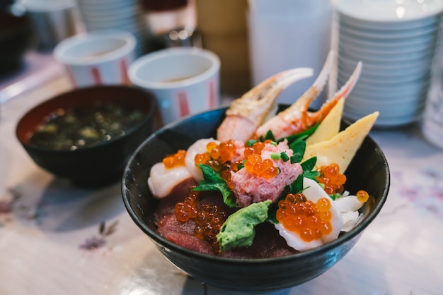 Foto chirashi sushi don of sashimi donburi