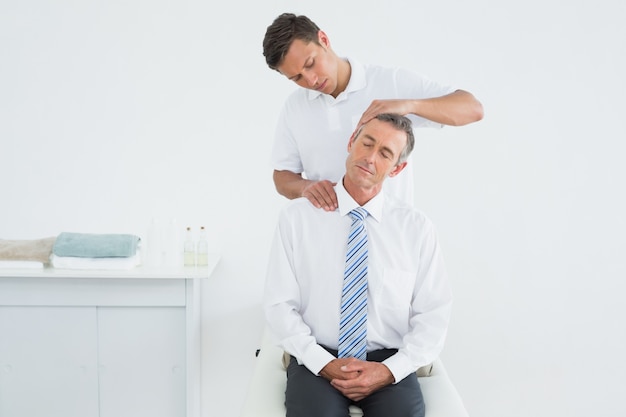 Chiropractor doet halsverstelling