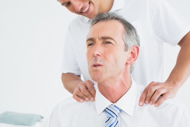 Chiropractor masseren van patiënten nek