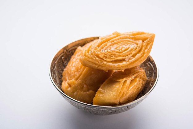 Chirote of Chiroti is een delicatesse die voornamelijk wordt geserveerd in Karnataka en Maharastra