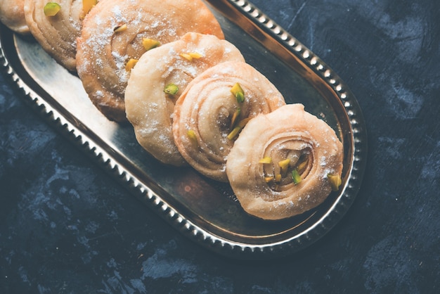 Chirote of Chiroti is een zoet gerecht uit Karnataka en Maharashtra. Geserveerd in een bord als dessert op festivals of bruiloften. Selectieve focus