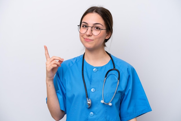 Chirurg arts vrouw met tools geïsoleerd op een witte achtergrond wijzend met de wijsvinger een geweldig idee