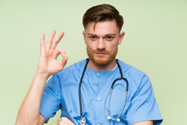 Chirurg artsenmens die een ok teken met vingers toont