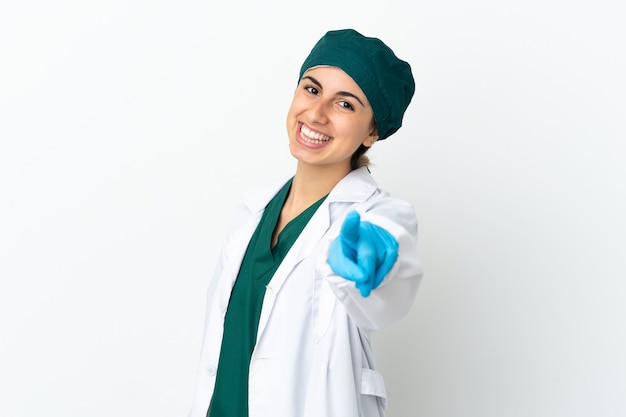 Chirurg blanke vrouw geïsoleerd op een witte achtergrond wijzend naar voren met gelukkige expression