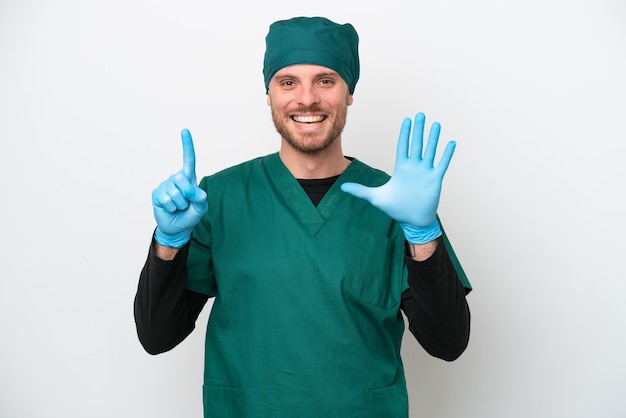 Chirurg Braziliaanse man in groen uniform geïsoleerd op een witte achtergrond zes tellen met vingers