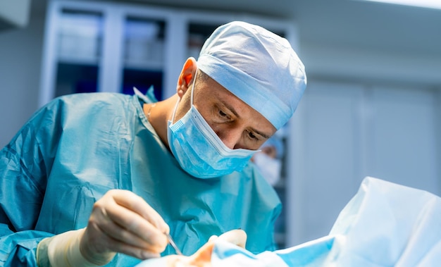 Chirurg die complexe operaties uitvoert op de intensive care