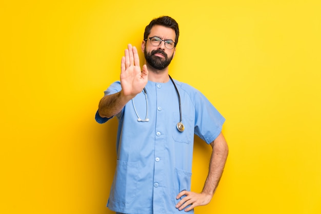 Chirurg dokter man maken stop gebaar ontkennen van een situatie die verkeerd denkt