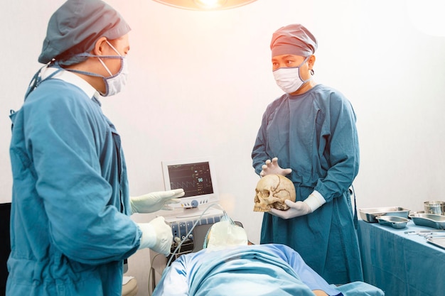 Chirurg en assistent bespreken samen in de operatiekamer Chirurgie en noodconcept