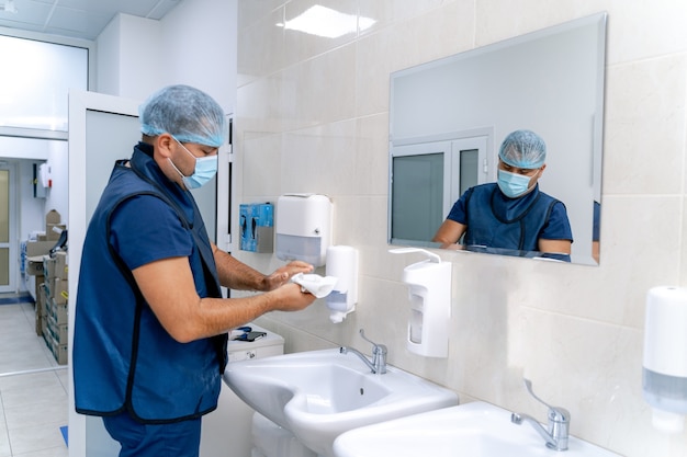 Chirurg handen wassen. Dokter wast handen. Handen desinfectie voor de operatie. Detailopname.