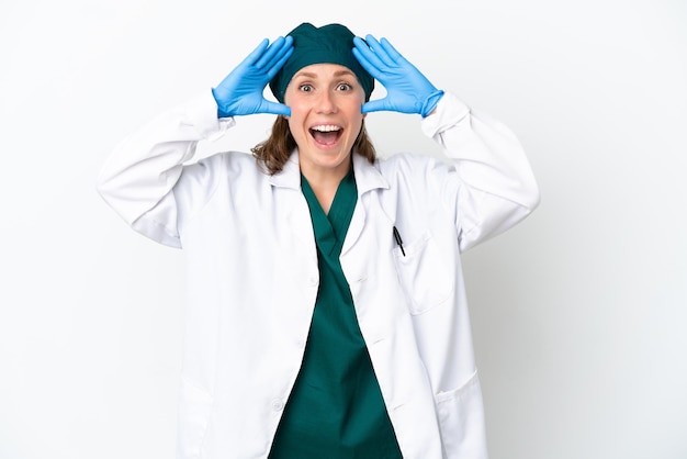 Chirurg Kaukasische vrouw in groen uniform geïsoleerd op een witte achtergrond met verrassing expression