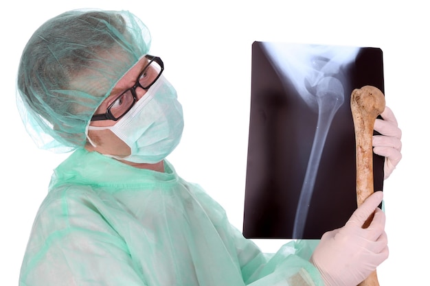 Chirurg met röntgenfoto en bot