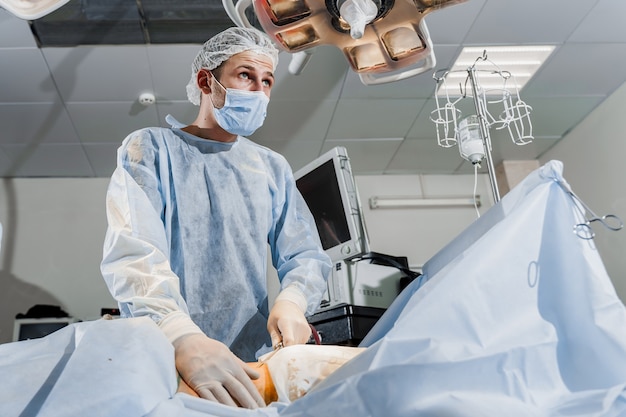 Chirurg verwijdert vet in de gluteale regio