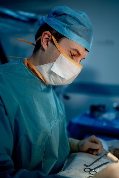 Chirurgen die chirurgische ingrepen uitvoeren in een heldere moderne operatiekamer. Operatiezaal. Moderne apparatuur in de kliniek. Eerste hulp.