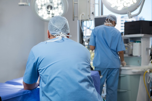 Chirurgen in operatiekamer