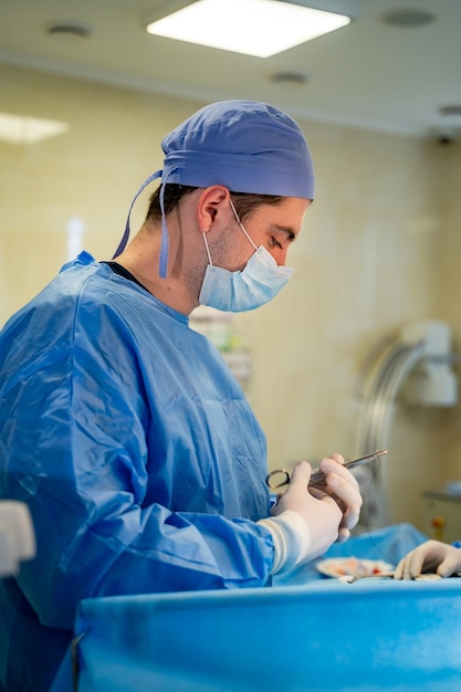 Chirurgie Chirurg werkt met speciale apparatuur Moderne medische achtergrond