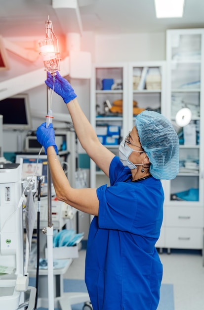 Chirurgie professioneel proces Werken met chirurgische instrumenten Moderne apparatuur in de operatiekamer