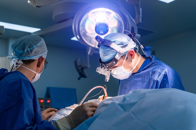 Chirurgielamp in operatiekamer in ziekenhuis Teamchirurg aan het werk in operatiekamer