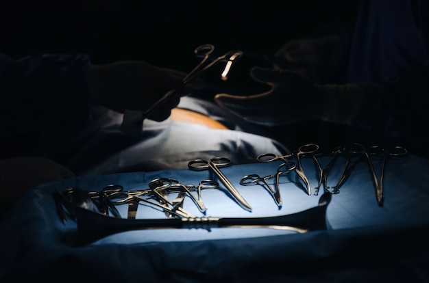 chirurgisch instrument op tafel met groep van chirurg werk in operatie kamer in het ziekenhuis