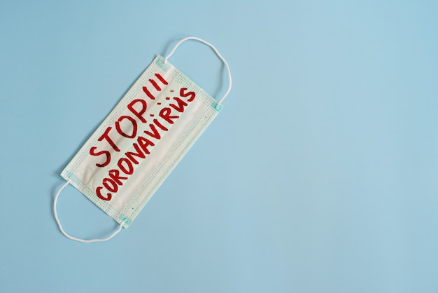 Chirurgisch masker beschermend masker met de tekst stop coronavirus.