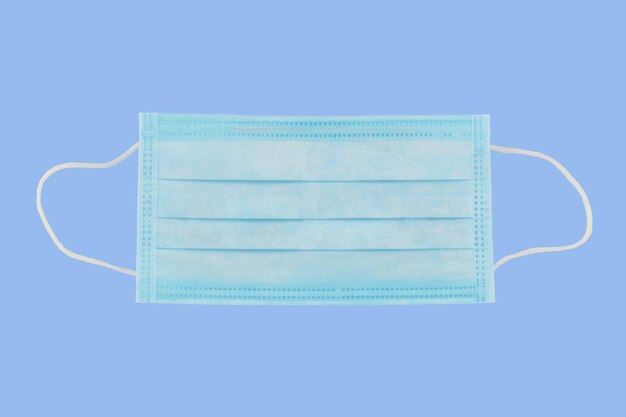 Chirurgisch masker, beschermend masker op blauwe achtergrond.