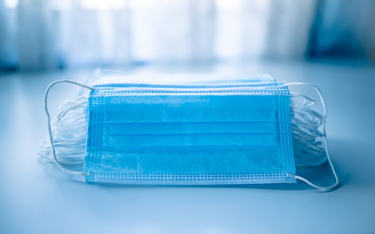 Foto chirurgisch masker voor bescherming corona virus rookkanaal
