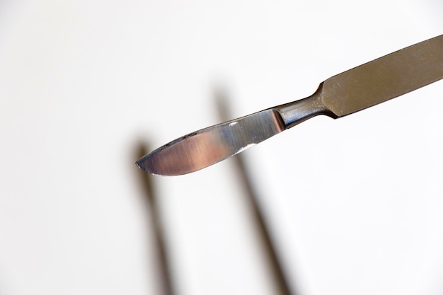Chirurgisch mes op de steriele tafel scalpel close-up operatie apparatuur op de witte achtergrond