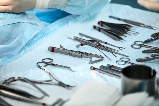 Chirurgische instrumenten voor chirurgie op tafel, afgebroken en gesteriliseerd voor de operatie