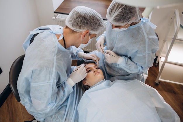 Chirurgische operatie Groep chirurgen in operatiekamer met chirurgische apparatuur Medische achtergrond selectieve focus Chirurgenteam werkt samen tijdens operatie