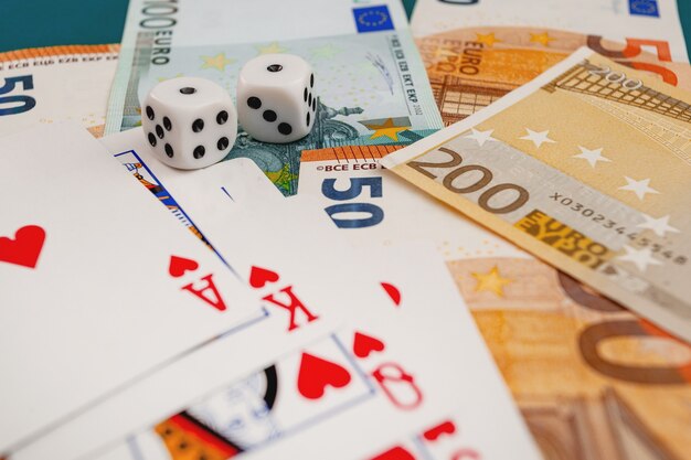 Chisinau, Moldavië - 20. 12. 2020 dobbelstenen, speelkaarten op een groene doek in een casinodollar en eurobiljetten