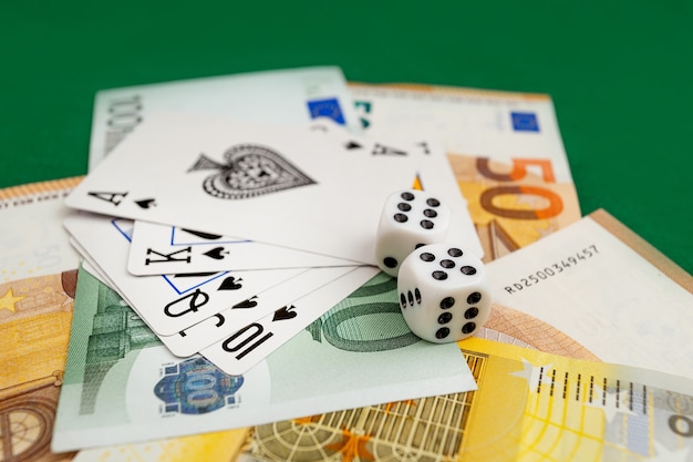 Кишинев, Молдова - 20. 12. 2020 кости, игральные карты на зеленой ткани в казино доллары и купюры евро