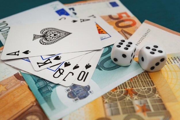 Chisinau, moldova - 20. 12. 2020 dadi, carte da gioco su un panno verde in un casinò dollari e banconote in euro