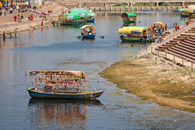 写真 chitrakoot india 06032023 ボートが水上にあり、パイスニ川にカラフルな日よけが付いている