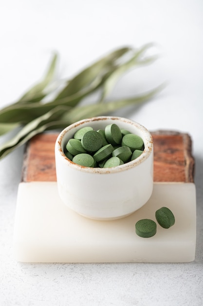 Chlorella-tabletten, concept van superfood en detox