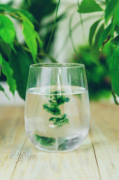 Chlorofylsupplement in een glas water Selectieve focus