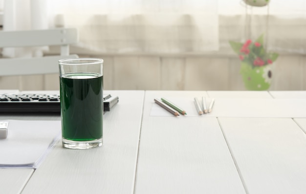 Foto clorofilla in vetro sul tavolo