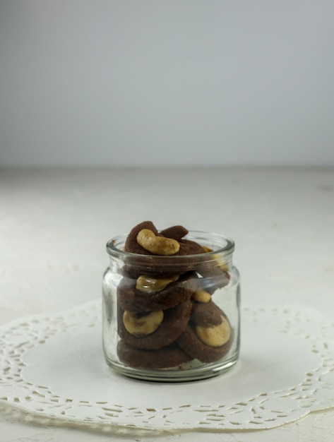 Choco cashewkoekjes. Chocoladekoekjes met een topping van cashewnoten.