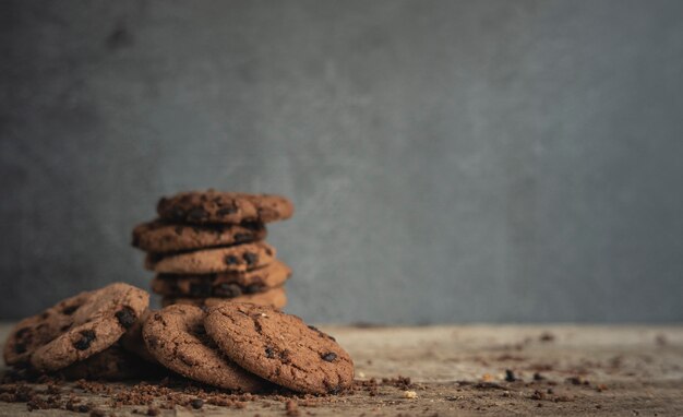 Choco cookie chips op een houten mat