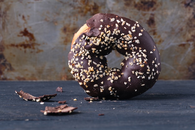 Foto ciambella choco sul muro di metallo rustico